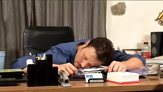 Azgın adam arabada sakso çektikten sonra seksi hatunla açık havada sert sikişiyor