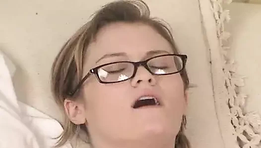 Pis sürtük emme bir horoz ve oynuyor ona kunduz