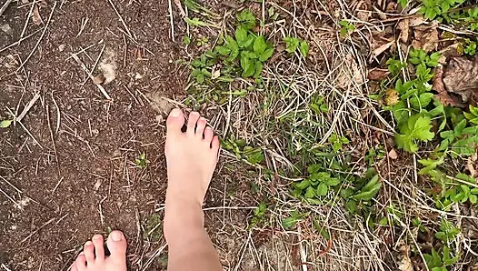 Ormanda yalınayak yürüyüş - ayak fetişi - çıplak ayaklar!