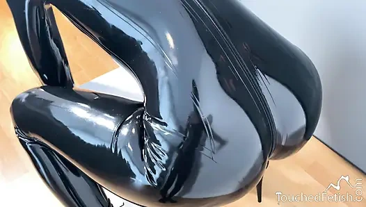 Touchedfetish - lastik ve lateks sürtük kullanılıyor ve sert şekilde sikiliyor