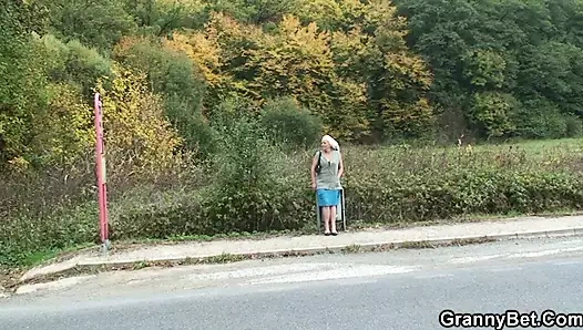 Adam alır ve köpek-sikikleri 60 yaşında sarışın