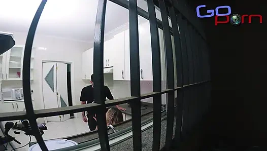 Aldatılan Koca Yatak Odasındayken Mutfakta Üvey Anneyi Sikiyorum