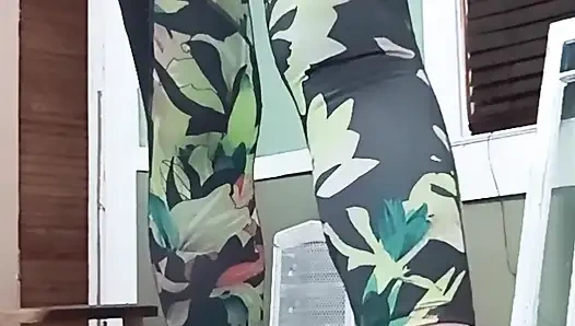 Annenin terliklerine boşalıyor