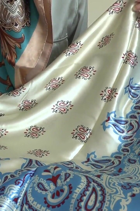 Üvey annenin yeni saten eşarpları seni azdırıyor! Her şey çok güzel parlıyor! Lady Victoria Valente