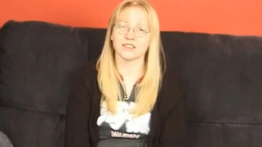 İlk kez küçük yarağına harika bir bakış açısıyla sakso çekiyor