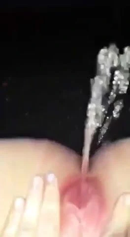 shabbos üzerinde güçlü çiş akışı ile güzel adım anne ve karısı