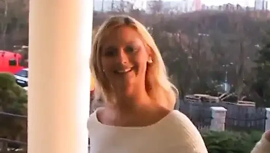 Mükemmel memeli ve götlü çarpıcı sarışın fahişe kameramana sakso çekiyor