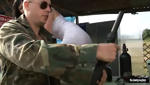 Florence bir paintball alanında bir üçlü becerdin