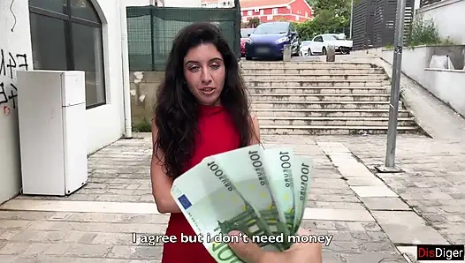 Tatlı kız sokak oyunu oynuyor ve baştan çıkarıcı teklif alıyor - gırtlağına kadar alma, sert seks ve dölleme