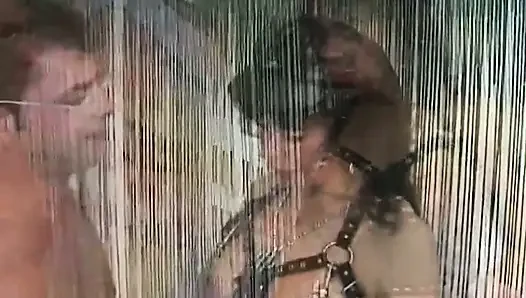 Deri koşumlu azgın orta yaşlı seksi kadın zonklayan yarakları yutuyor