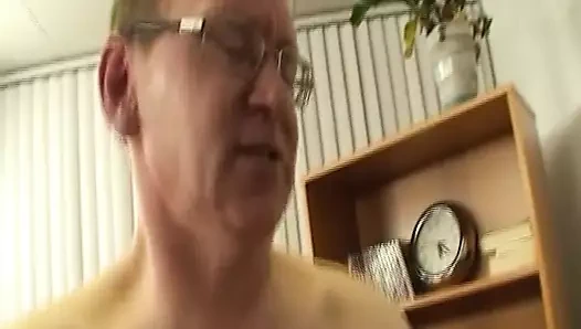 Koyu saçlı tombul Alman bayan uzun bir yarakla sikiliyor