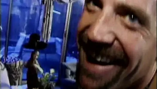 Azgın orta yaşlı seksi kadın derin yumruk sokma eyleminden çılgınca fışkırtıyor