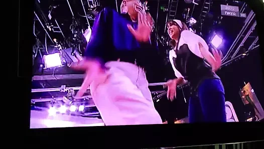 Liza Hanim in Tight Jeans