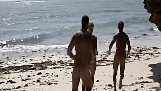 Çifte sikilen Alman orta yaşlı seksi kadın plajda iki yarağı memnun ediyor