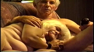 Sıcak sıcak emmek üzerinde the kanepe