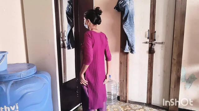 Дези бхабхи переодеваюсь перед Деваром.