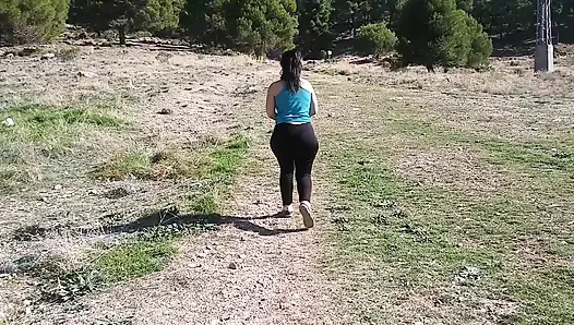 (halka açık seks) Tombul esmer surpise ormanda sikiliyor
