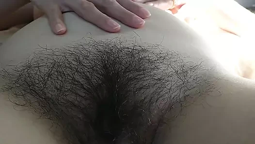 Karısının büyük kıllı amcığını yalıyor