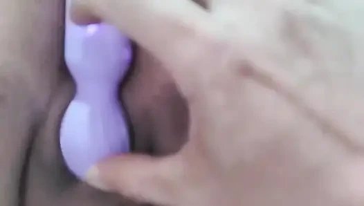 Komşum bana masaj yapıyor ve sonunda götümü sikiyor