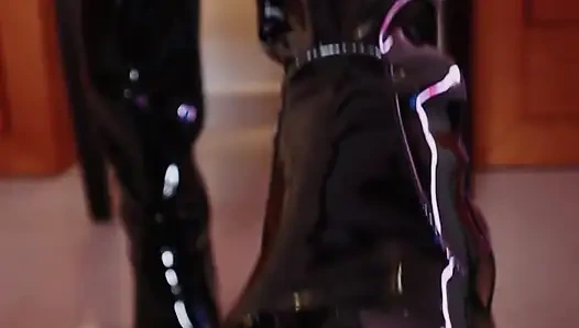 Küçük yarağın çizmelerimin altından çıktığında sana hayrandım