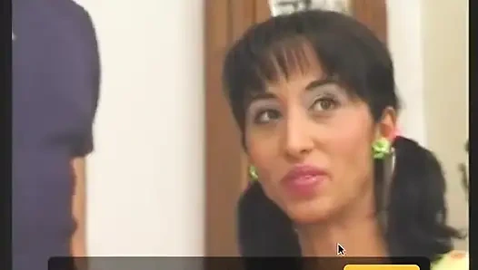 Küçük memeli sıska esmer piliç kıllı amına boşalıyor