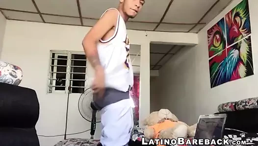 Dövmeli genç latino sadece bizim için solo mastürbasyon yapmayı seviyor