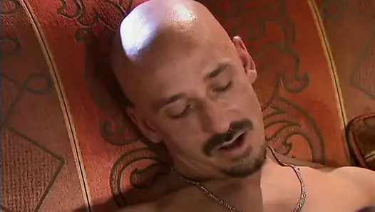 Yuvarlak şekilli Asyalı büyük bir yarak alıyor