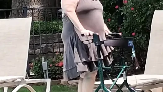 Yaz geldi! Havuza ilk ziyaretin zamanı seksi büyük hemşire vicki tarzı!