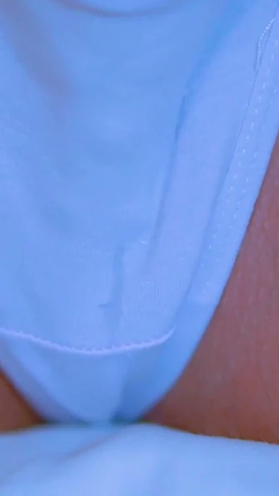 Seksi Latin kız mavi elbisenin altında beyaz tangayla büyük yuvarlak kıçını sergiliyor | Bölüm 1