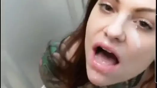 Cum üzerinde yüz dövme kız