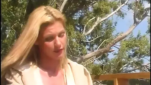 Esmer kadın sarışının önünde kalın bir yarağı sıkı amına sokuyor