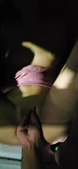 Asyalı tanrıça hareketli bir takside parmaklanıyor ve oynuyor