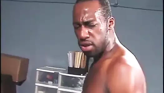 Siyah adam açık tenli zenci adamın yüzüne boşalıyor.