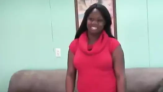 Tıraşlı amcıklı güzel zenci kız vücudunu gösteriyor ve çıplak soyunuyor