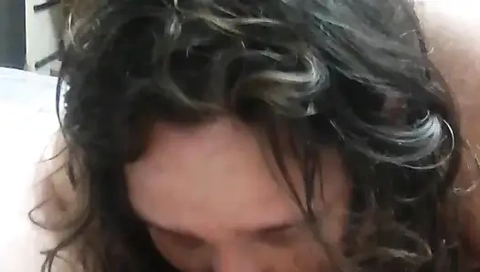 Üvey anne üvey oğlu Jhnonny'nin yarağını emiyor ve domaltarak ve misyoner sikişi şişman orta yaşlı seksi kadının amına boşalıyor