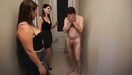 İki Ateşli Hatun Itaatkarlıkta Diz Çöken Çıplak Adama Hükmediyor