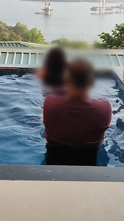 Волнующий момент из "Комель попал в бассейн в первый раз, муж опускался от"