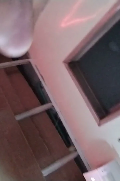 Genç komşum yarak kılıfı giyerken domaltarak sert sikiliyor