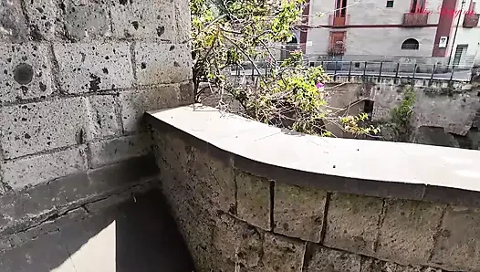 Ateşli üvey anne parkta yürüyüş sırasında saf üvey erkek kardeşini kışkırtıyor. Eve geldiklerinde kadın yarağını istiyor