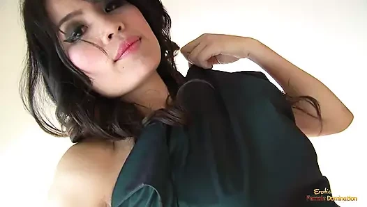 Asyalı bir hatunu sikerken biraz ayak emmeyi seviyor