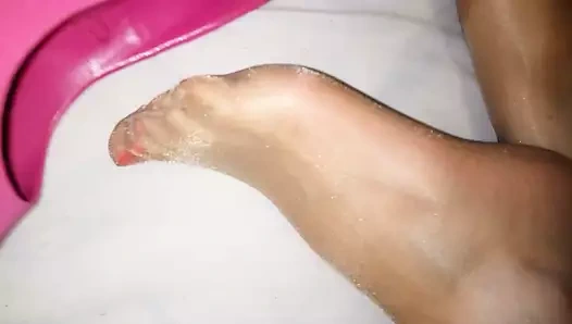 Parlak çoraplı ayaklar!