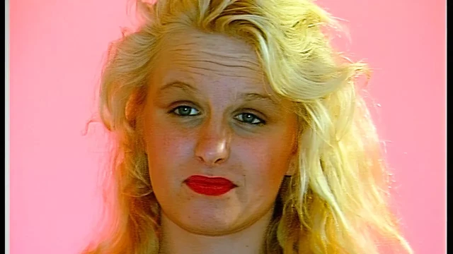 Blonde SAu vor der Kamera