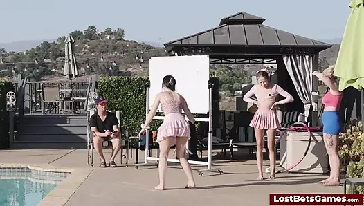 Reality TV kaosundan üç yarışmacıyla çılgın bir striptiz oyunu gösterisine