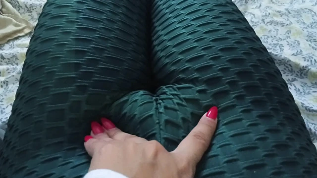 Üvey kız üvey babasını hatırlıyor, azgın uyanıyor ve porno izlerken amıyla oynuyor