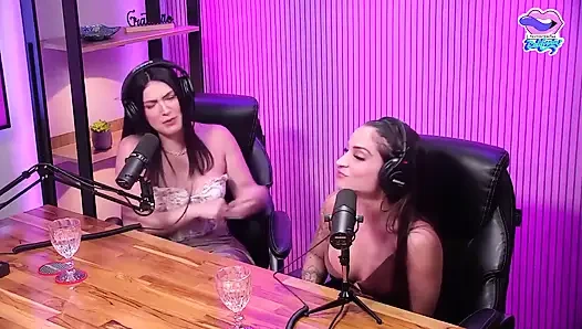 Sevimli iri güzel kadın ve kız arkadaşları fahişelik edepsizce konuşuyor