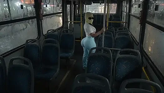 Minyon büyük götlü kız otobüste açık mavi taytla twerk yapıyor