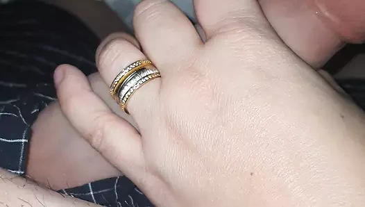 Üvey anne yanlışlıkla üvey oğlunun yarağıyla mastürbasyon yapıyor... Ve bundan zevk aldı