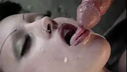 Sıcak cadı terk edilmiş bir binada çivilenmiş doggystyle alır