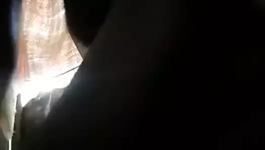 Asyalı büyükanne banyo konuşurken kedi ve göğüsler gösteriyor.