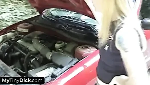 Küçük yaraklı adam azgın bir sarışından açık havada sakso çekiyor